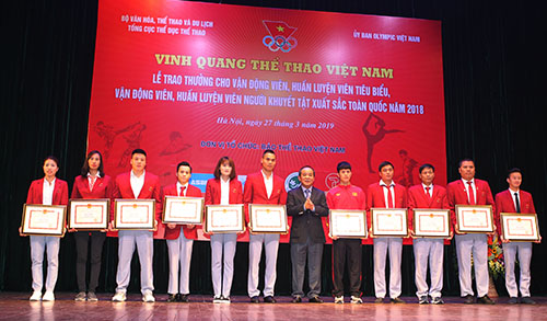 Ông Lê Khánh Hải - Thứ trưởng Bộ VHTTDL trao Bằng khen cho các VĐV, HLV tiêu biểu năm 2018 tại buổi lễ Vinh quang Thể thao Việt Nam